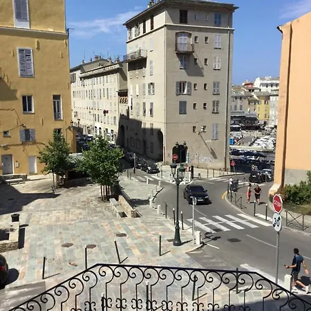 Quartier Du Vieux Port De