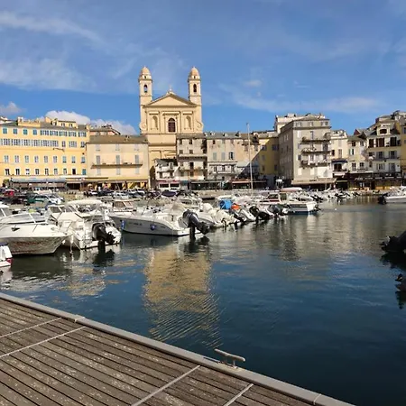 Quartier Du Vieux Port De
